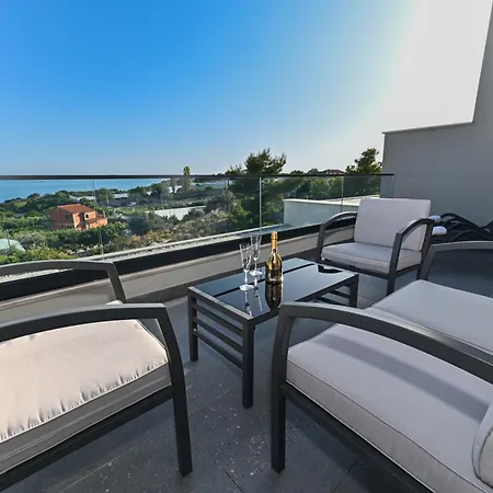 Luxury Skyline Split